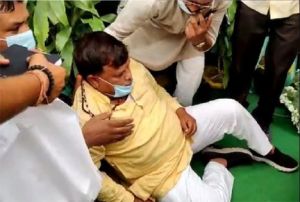  मंच से गिरे मध्यप्रदेश के ऊर्जा मंत्री प्रद्युम्न सिंह तोमर