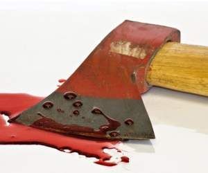  अवैध संबंध...! युवक ने पिता और पत्नी को कुल्हाड़ी से काट डाला...!