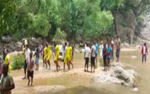 पिकनिक मनाने आए दो युवकों के  जलप्रपात में डूबने की आशंका