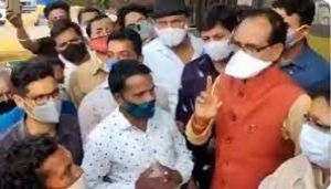 अचानक काफिला रुकवाकर ऑटो रिक्शा चालकों और रेहड़ी वालों के बीच पहुंचे मुख्यमंत्री