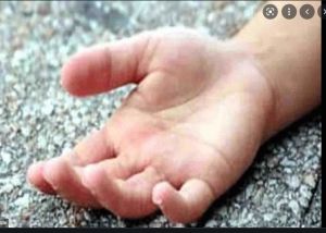  तांत्रिक की सलाह पर खेत में बीमार बेटे को नहाने ले गया था पिता ! ...करंट लगने से दोनों की हुई मौत