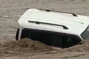  पानी के तेज बहाव में फंसे पांच श्रद्धालुओं को बचाया गया