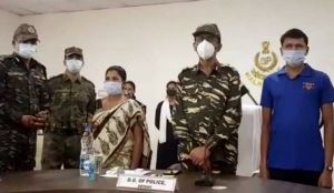  दो माओवादियों ने डीजीपी के सामने किया आत्मसमर्पण  