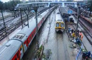  कोंकण में रेल सेवा प्रभावित होने से 6000 यात्री फंसे, नदियां उफान पर