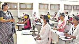  10वीं और 12वीं कक्षा के विद्यार्थियों के लिए स्कूल फिर से खुले  