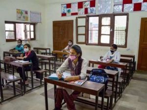   स्कूल खुले, लेकिन  कक्षाओं में छात्रों की उपस्थिति बहुत कम