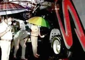 एक्सल टूटा तो ड्राइवर ने बस पुल पर खड़ी की, ट्रक ने टक्कर मार दी, 19 यात्रियों की मौत