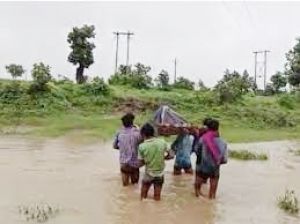  नदी में नहीं था पुल.... खाट पर गर्भवती महिला को ले जाया गया अस्पताल, नहीं बच सका बच्चा