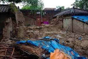 दीवार ढहने से मलबे में दब कर दो महिलाओं की मौत