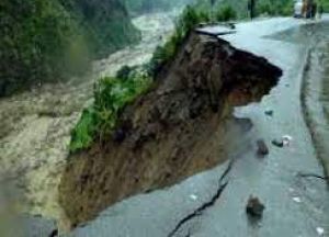  गंगोत्री राजमार्ग का 30 मीटर हिस्सा टूटकर भागीरथी नदी में समाया