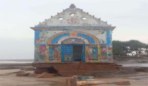  ओडिशा के केंद्रपाड़ा में सदियों पुराने मंदिर को निगल गईं विशाल समुद्री लहरें