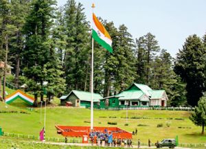  थल सेना ने जम्मू कश्मीर में 100 फुट ऊंचा तिरंगा राष्ट्र को समर्पित किया