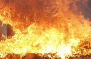   मकान में रखे पटाखों में आग लगने से महिला की मौत