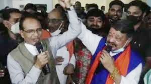  चौहान एवं विजयवर्गीय ने &lsquo;शोले' फिल्म का गाना एक साथ गाया, वीडियो वायरल