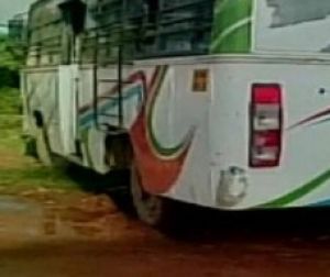 चलती बस में चढ़ने की कोशिश में पहिए के नीचे आकर व्यक्ति की मौत, चालक गिरफ्तार