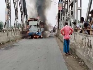 बस शॉर्ट सर्किट से देखते ही देखते पूरी जल गई, खिड़की से कूदी सवारियां