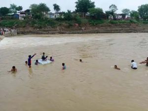 ड्राइवर बहते पानी में पुल पार करते समय बीच में फंसा; कार छोड़कर किनारे आ गया, कार नदी में गिरी