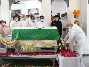 प्रधानमंत्री मोदी ने कल्याण सिंह के अंतिम दर्शन कर उन्हें श्रद्धांजलि दी