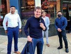  टॉम क्रूज ने बर्मिंघम में आशा भोंसले के रेस्तरां में भारतीय व्यंजनों का लिया आनंद