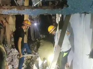 बर्थ डे पार्टी के दौरान गिरी छत, दो की मौत, 15 मलबे में दबे