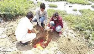  पुलिसकर्मियों ने एक बंदर का हिंदू रीति-रिवाज से किया अंतिम संस्कार