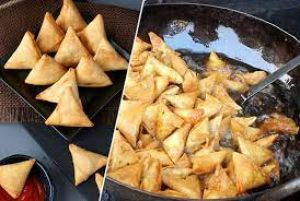 समोसा खाने के चक्कर में युवक के ऊपर से गुजर गई तेज रफ्तार ट्रेन...! फिर क्या हुआ जानिए...!