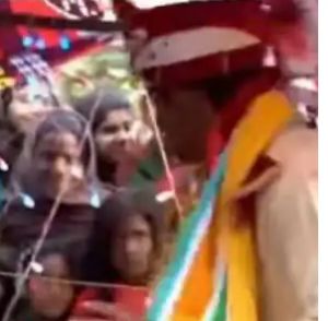 मुंह में गुटखा दबा कर बैठा था दूल्हा...! दुल्हन ने थप्पड़ मारकर कहा- थूककर आओ...!