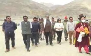 बिरला ने पैंगोंग झील का दौरा किया; संरपंचों, जवानों से बातचीत की