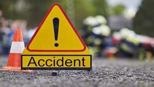  फ्लाई ओवर के पास गाड़ी पलटी, दो लोगों की मौत