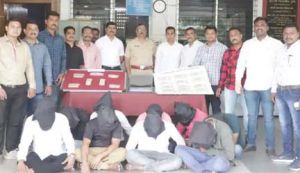 इनकम टैक्स अधिकारी बनकर ज्वेलरी शॉप पर छापा मारा...! 20 लाख रुपए और सोना ले गए...!