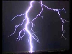 वज्रपात से एक ही परिवार के दो लोगों की मौत, चार गंभीर रूप से घायल