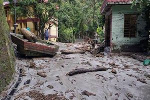  मकान ढहने से तीन बच्चों समेत चार की मौत