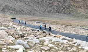 लद्दाख में 18,600 फुट की ऊंचाई पर दुनिया की सबसे ऊंची सड़क का उद्घाटन