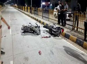 चलती बाइक पर इंस्टाग्राम पर कर रहे थे लाइव, सामने आ रही बाइक से टकराए, 2 की मौत 3 घायल