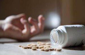   पिता से हुआ विवाद...! बेटे ने पत्नी के साथ जहर खाया...