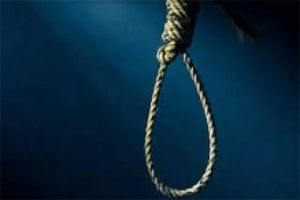 ...और फंदे पर झूल गई पत्नी...!