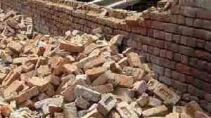दीवार गिरने से तीन बच्चों की मलबे में दबकर मौत