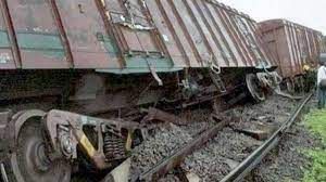  ओडिशा में एक मालवाहक ट्रेन नदी में गिरी