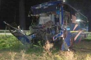 बस ट्रक से टकराई, 2 की मौत, 13 घायल