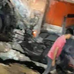 बस और ट्रक में भिड़ंत, दो जिंदा जले