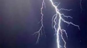 बिजली गिरने से पांच लोगों की मौत, एक युवती झुलसी