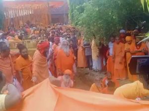  अखाड़ा परिषद के अध्यक्ष महंत दिवंगत नरेंद्र गिरि को भू समाधि दी गई