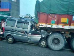 वैन, ट्रेलर से जा टकराई .... छह लोगों की मौत  