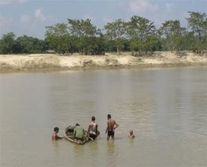 नदी में नाव पलटी, 22 लोगों के डूबने की आशंका...! अब तक 1 बच्ची की लाश निकाली 