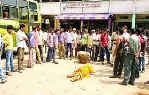  बस चढ़ने से हुई महिला की मौत