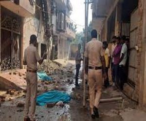 निर्माणाधीन बिल्डिंग पर काम कर रहे थे, अचानक बल्लियां टूट गई और नीचे आ गिरे, दो मजदूरों की मौत 