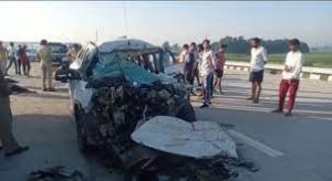 कार ट्रक में घुसी...! गाड़ी को काटकर पुलिस ने निकाले पांच शव...! 6 माह का बच्चा जिंदा बचा