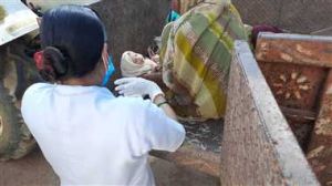  एंबुलेंस न पहुंचने पर महिला ने ट्रैक्टर-ट्रॉली में दिया बच्चे को जन्म