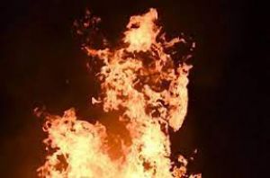 रसोई गैस के रिसने से आग लगने पर एक महिला और उसके दो बच्चों की मौत