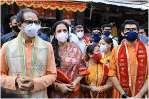 धार्मिक स्थल पुनः खुले, मुख्यमंत्री ने परिवार समेत किया मुंबा देवी का दर्शन